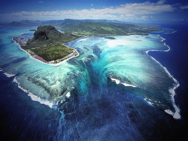 mauritiusunderwaterwaterfall1.jpg